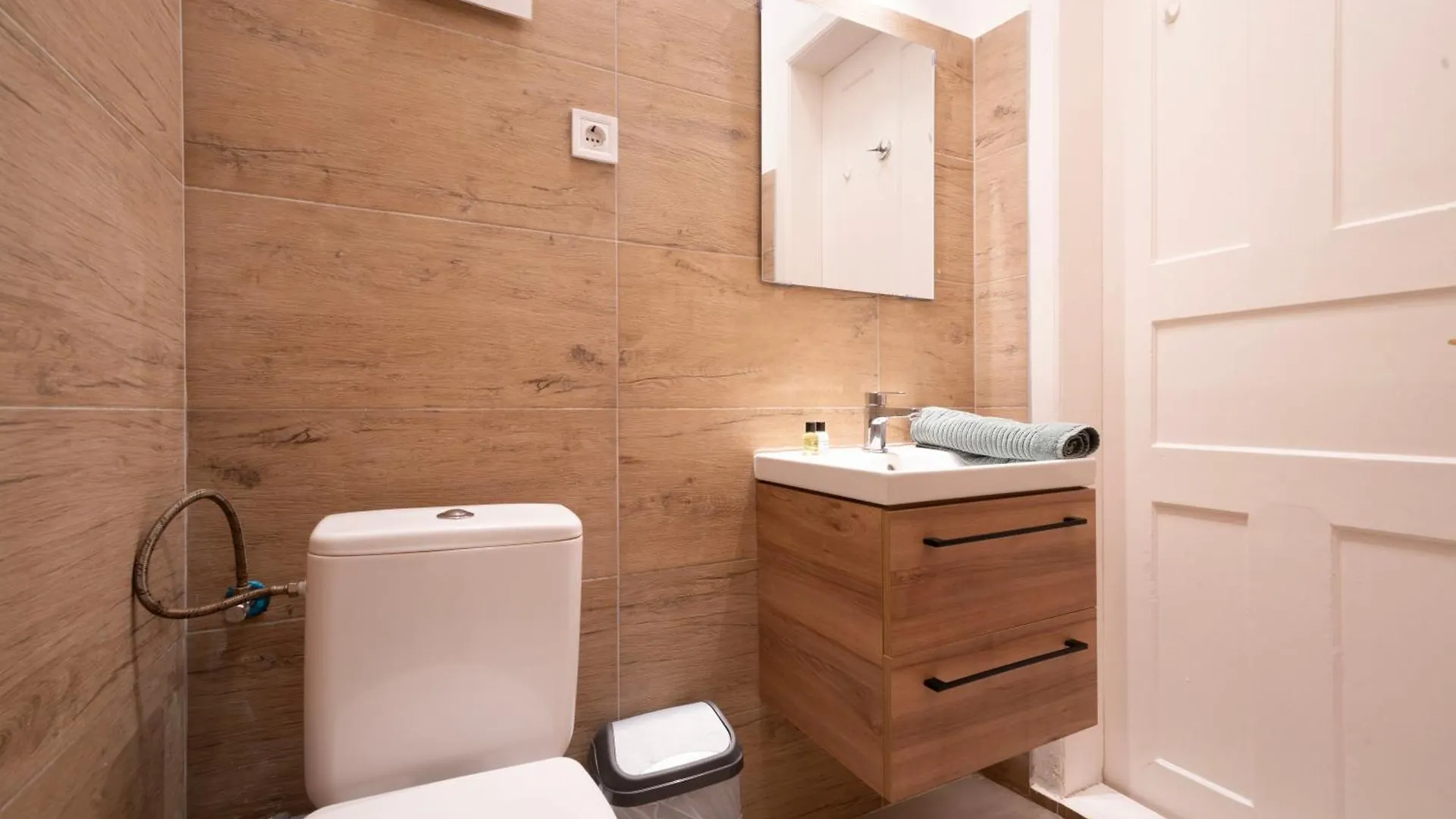 The Grove Hideaway Central 2Br Retreat بودابست 0*,